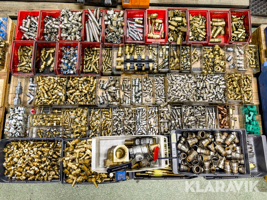 Parti med tryckluft-/rörkopplingar och pneumatikkomponente