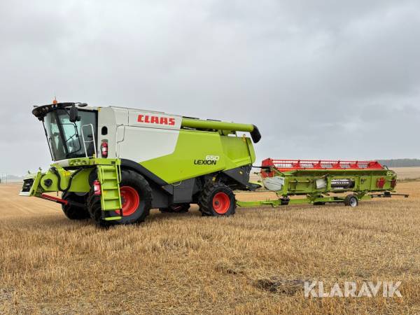 Skördetröska Claas Lexion 650 med V750 Skärbord på vagn