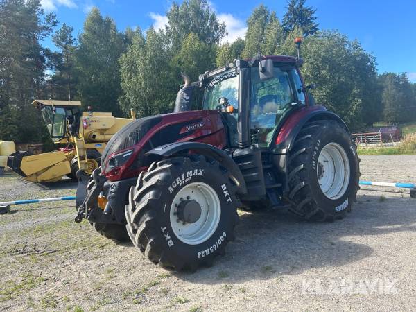 Traktor Valtra T214 med frontlyft