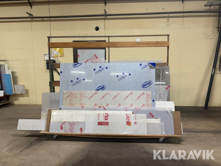 Materialställ med hjul med material