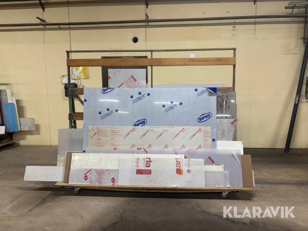 Materialställ med hjul med material