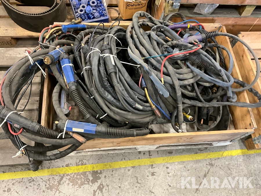 En pall med slangpaket till svets