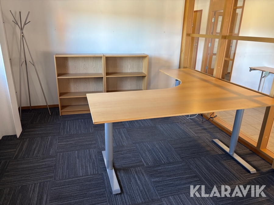 Höj och sänkbart skrivbord, hyllor och klädställning