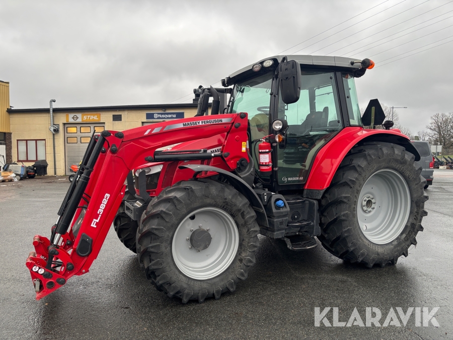 Traktor Massey Ferguson 5713S med lastare