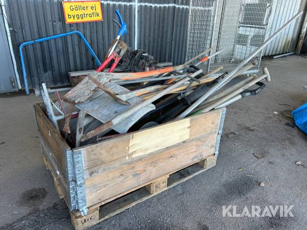 Spadar, krattor, spett, bultsax, koben, brunnsnycklar