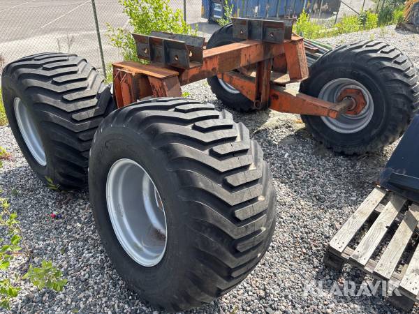 Vagn och en lantbruksvagn
