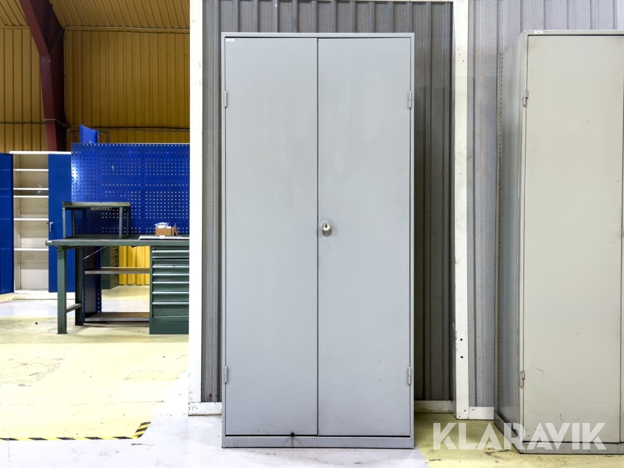 Helsvetsat verkstadsskåp i stål, 5 flyttbara hyllplan Hölöverken AB