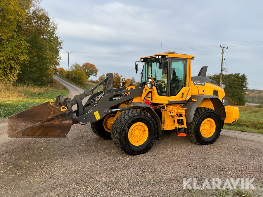 Hjullastare Volvo L70H med skopa och snöplog