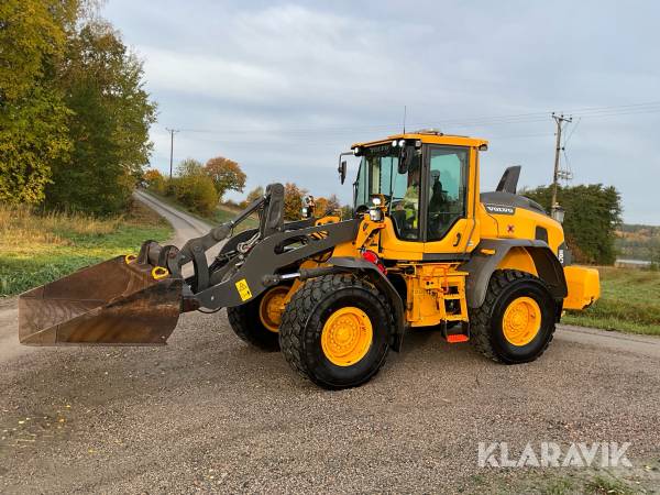 Hjullastare Volvo L70H med skopa och snöplog