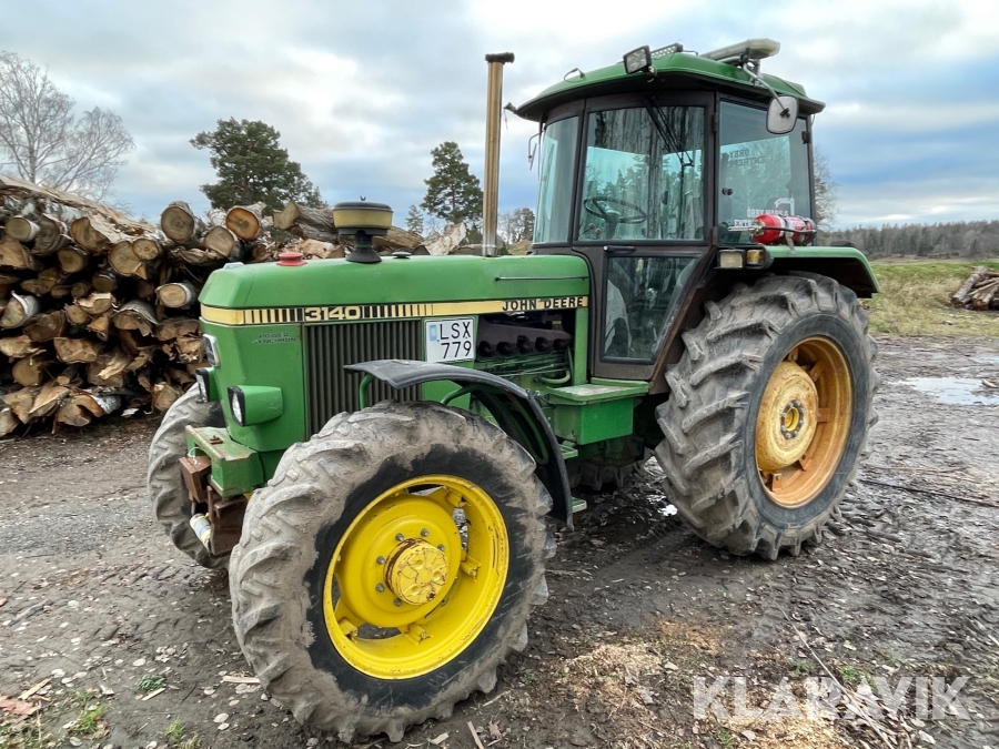 Traktor John Deere 3140 med plogblad och sandspridare