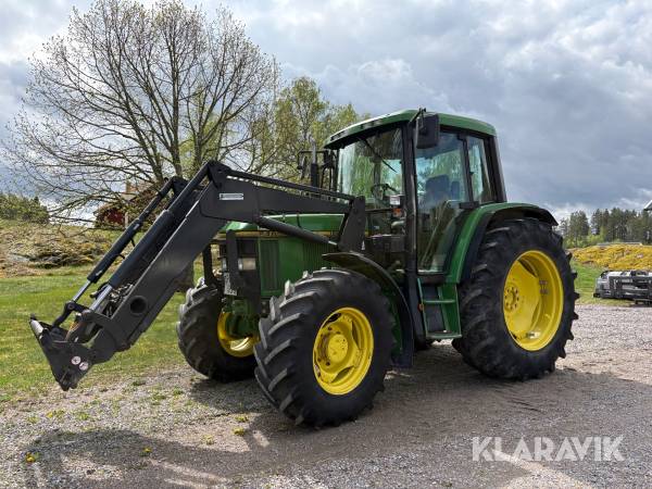 Traktor John Deere 6400 med redskap