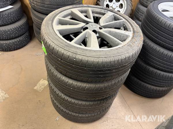 Däck  225/45R19 Bridgestone med fälgar