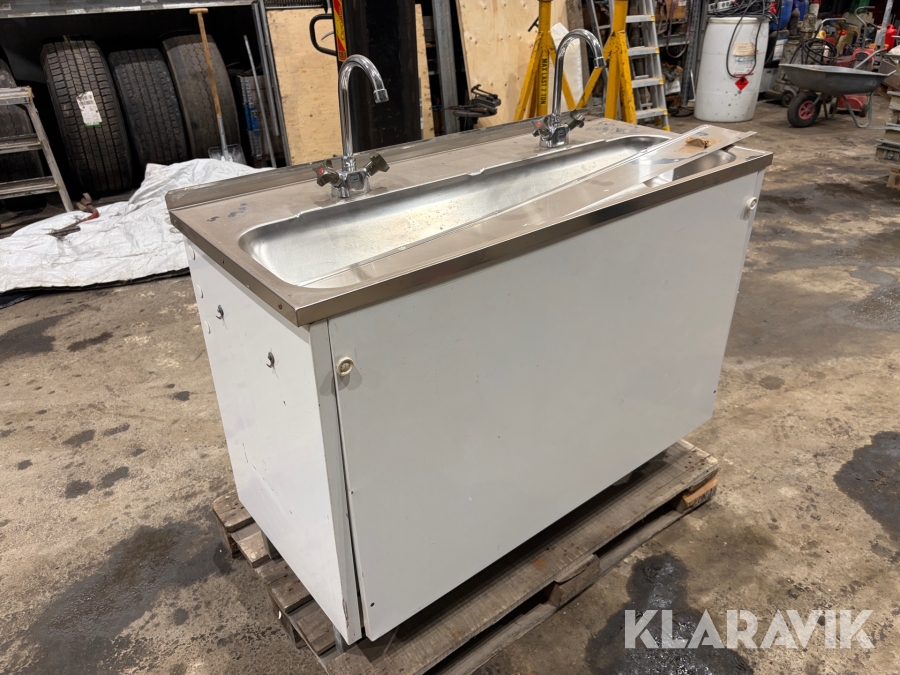 Tvättbänk med varmvattenberedare 1 st