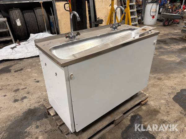 Tvättbänk med varmvattenberedare 1 st