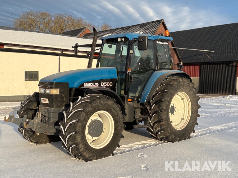 Traktor New Holland 8560 med frontlyft