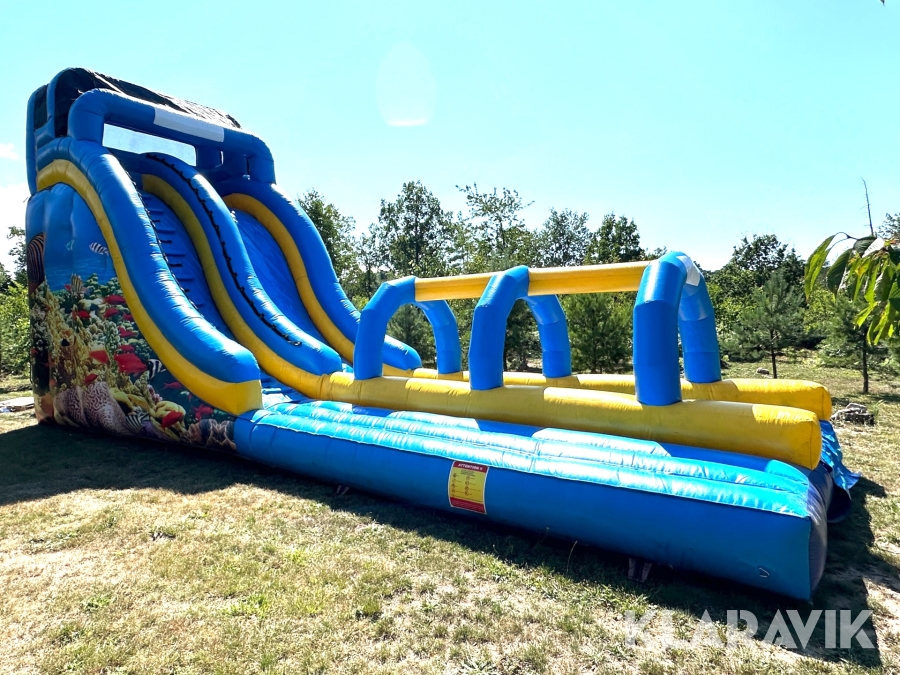 Hoppborg med stor rutschbana
