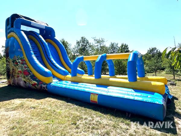 Hoppborg med stor rutschbana