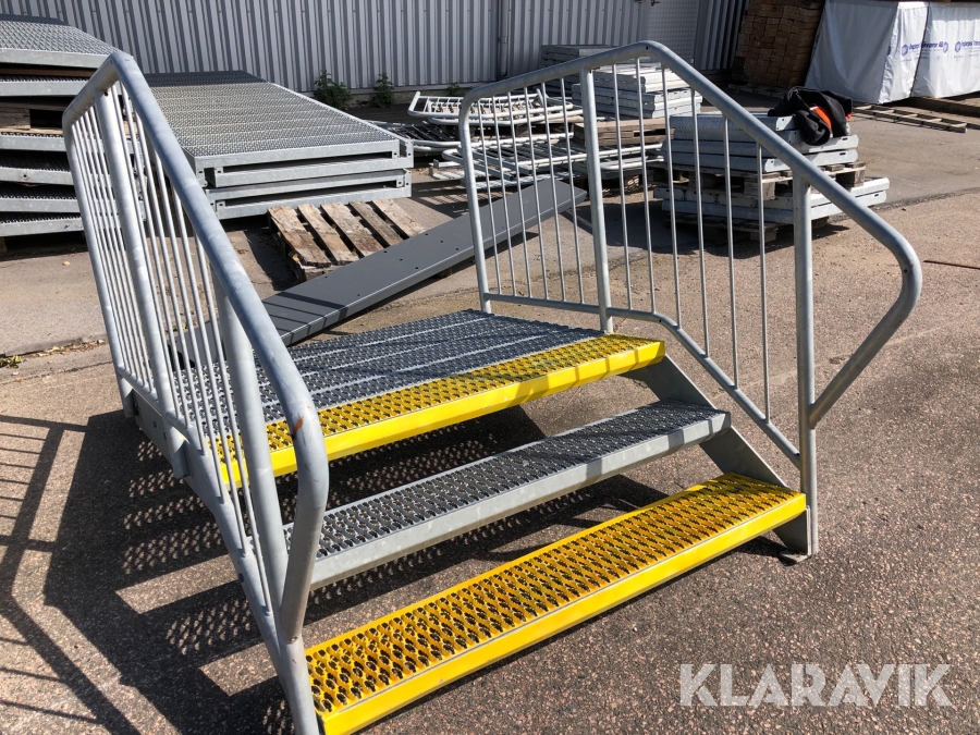 Klaravik Auktioner | Ståltrappa galvad med avsats Floby durk