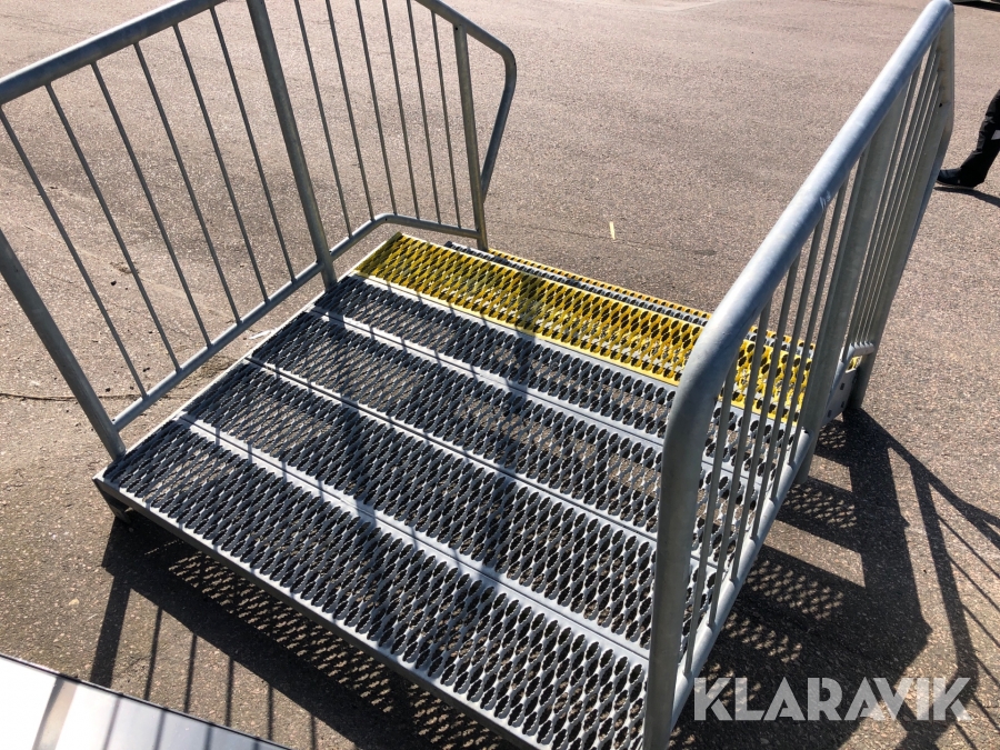 Klaravik Auktioner | Ståltrappa galvad med avsats Floby durk