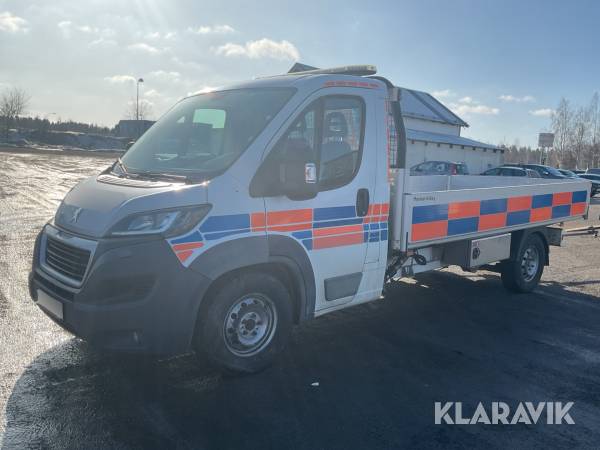 Flakbil Peugot Boxer med kran