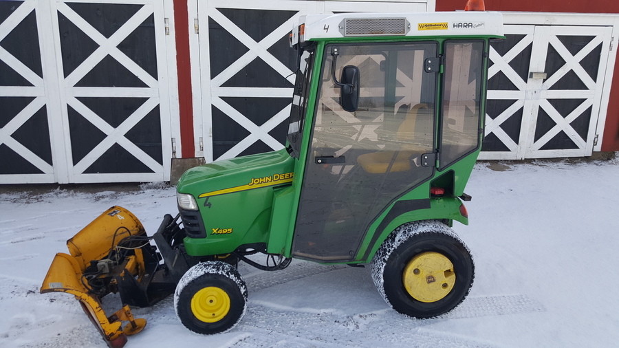 Kompakttraktor m Vikplog + Gräsklippare + Snökedjor