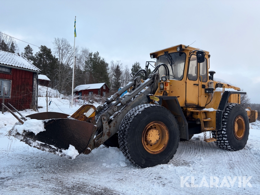 Hjullastare Volvo BM L90 med planeringsskopa och pallgafflar