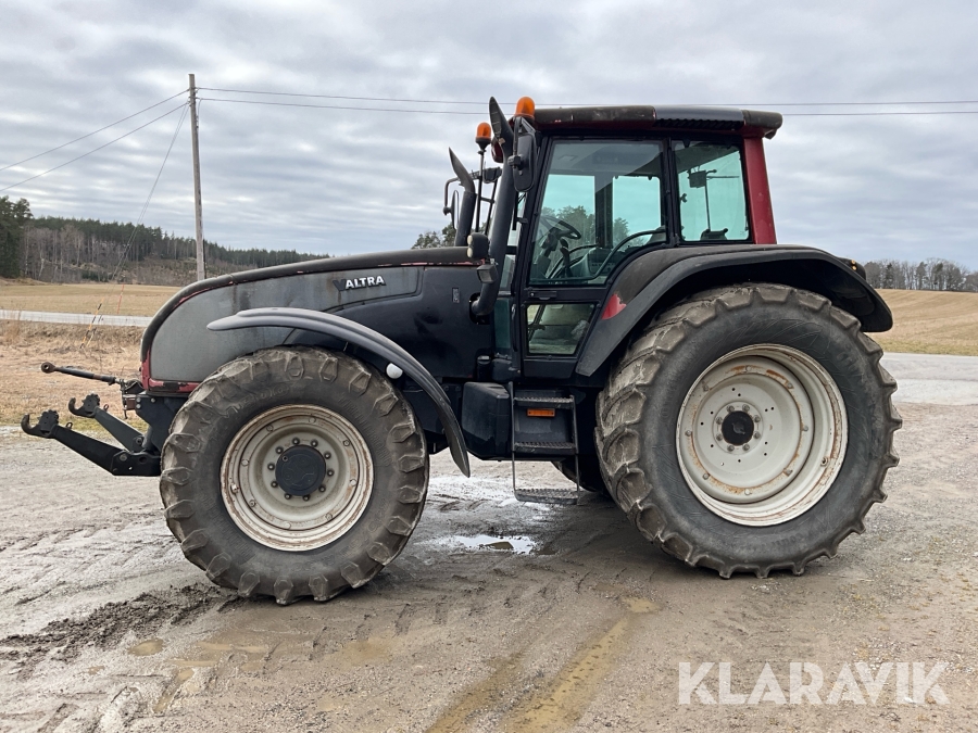 Traktor Valtra T190 med frontlyft