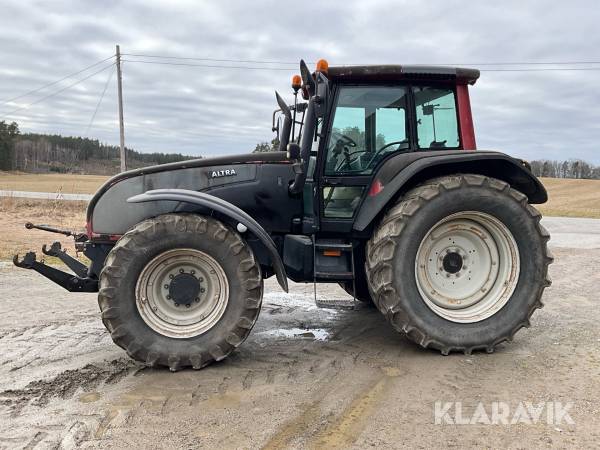 Traktor Valtra T190 med frontlyft