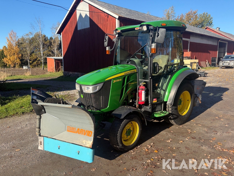 Traktor John Deere 3038R med mycket redskap