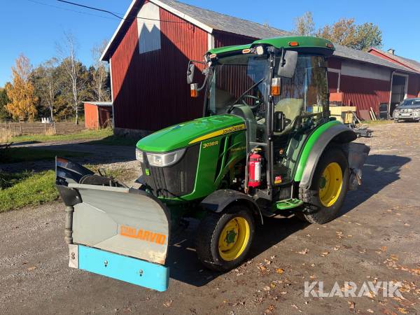 Traktor John Deere 3038R med mycket redskap