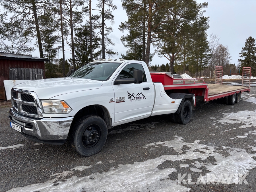 Dragbil Dodge RAM 3500 HD med trailer