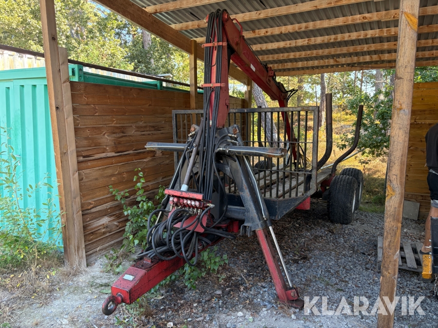 Skogsvagn Patruuna 3200 med kran och grip