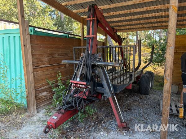 Skogsvagn Patruuna 3200 med kran och grip