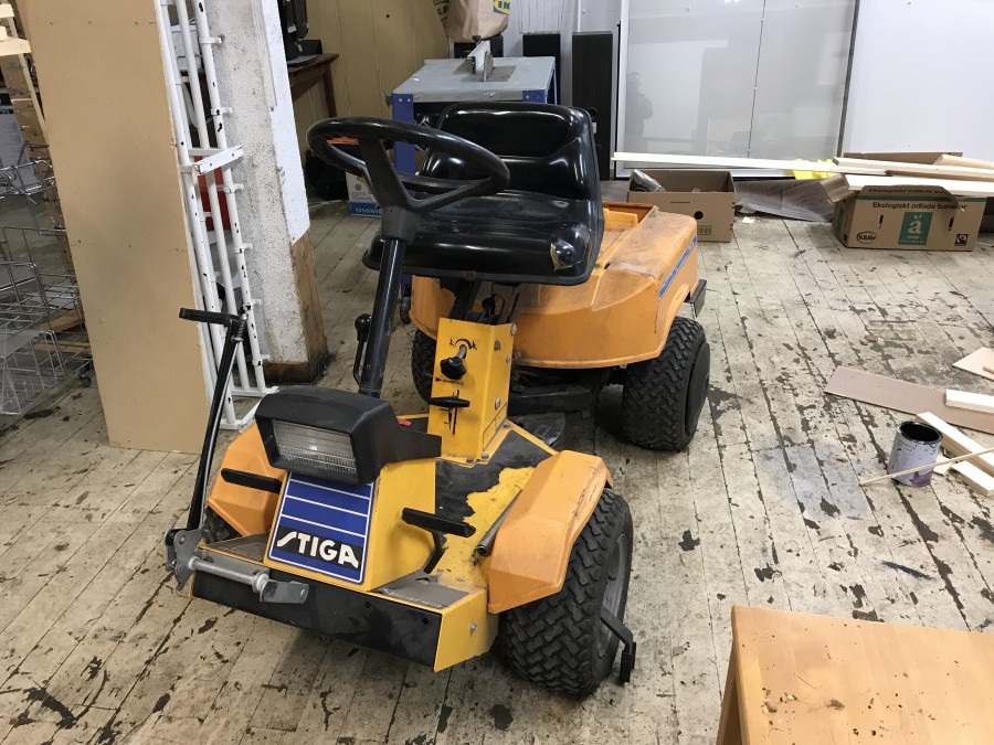 Åkgräsklippare Stiga Park med Klippdäck och sopaggregat