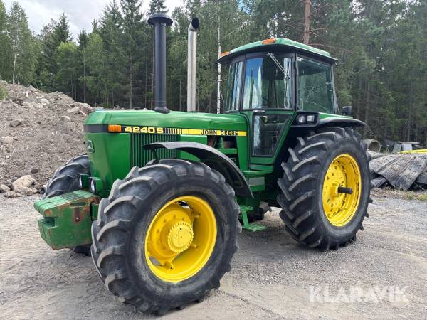 Traktor John Deere 4240 med Dubbelmontage