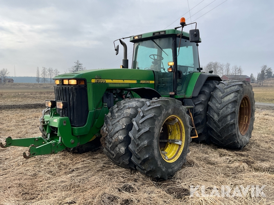 Traktor John Deere 8300 med Dubbelmontage