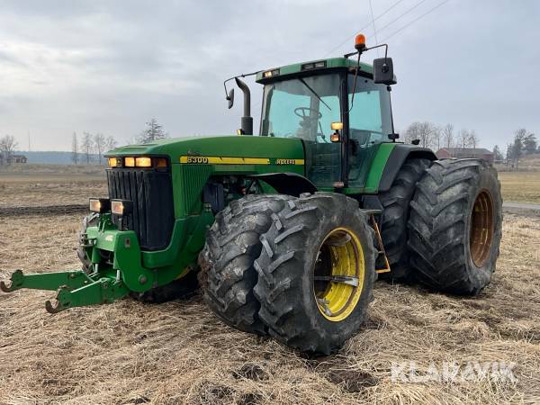 Traktor John Deere 8300 med Dubbelmontage