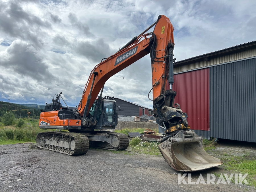 Grävmaskin Doosan DX300LC-7 med redskap