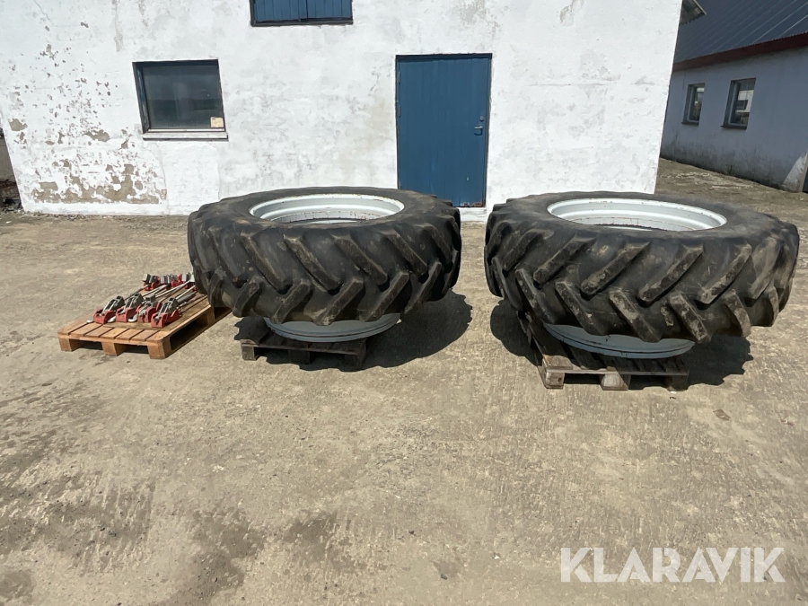 Dubbelmontage Goodyear 2st 20,8-38 med spännare