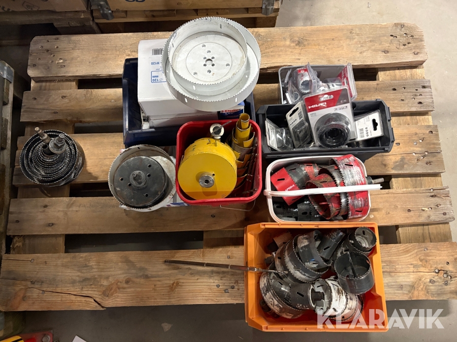 Parti med hålsågar blandade storlekar