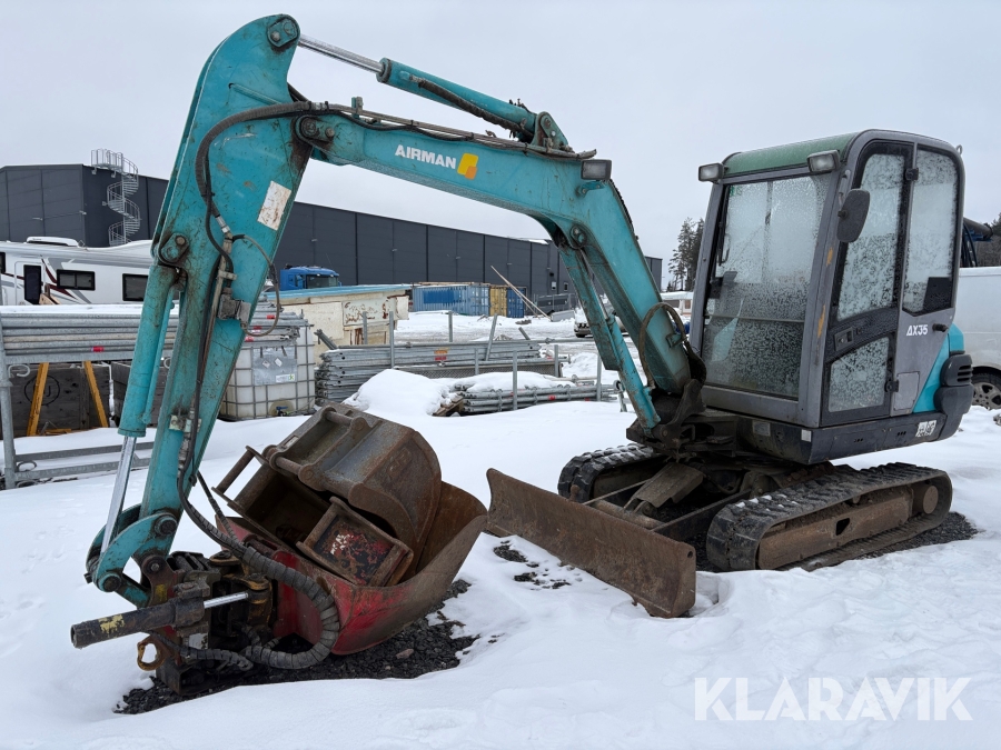 Grävmaskin Airman AX35-3 med flera redskap