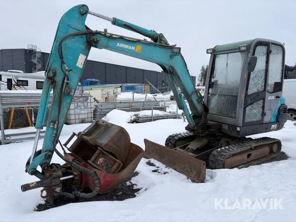 Grävmaskin Airman AX35-3 med flera redskap