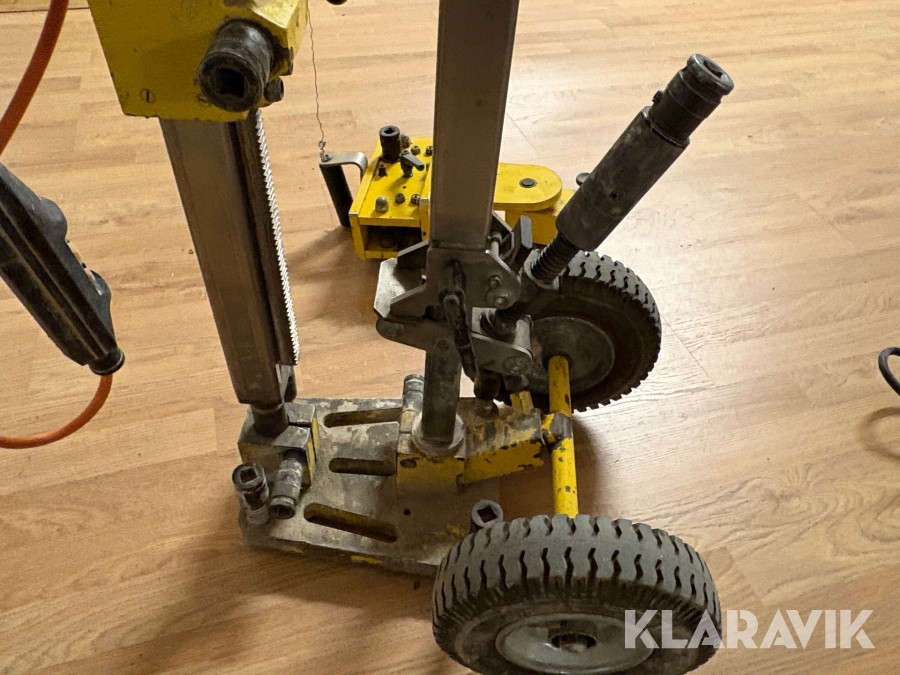 Kärnborrstativ med motor och tillbehör