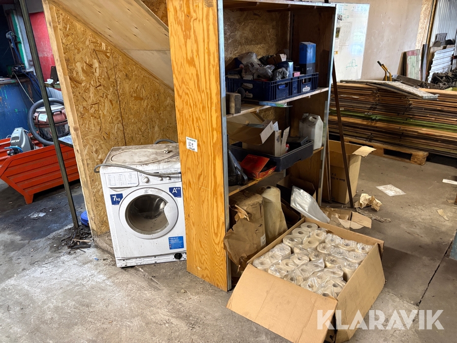 Hylla med blandat innehåll & tvättmaskin