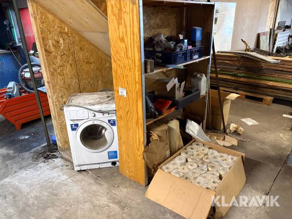 Hylla med blandat innehåll & tvättmaskin