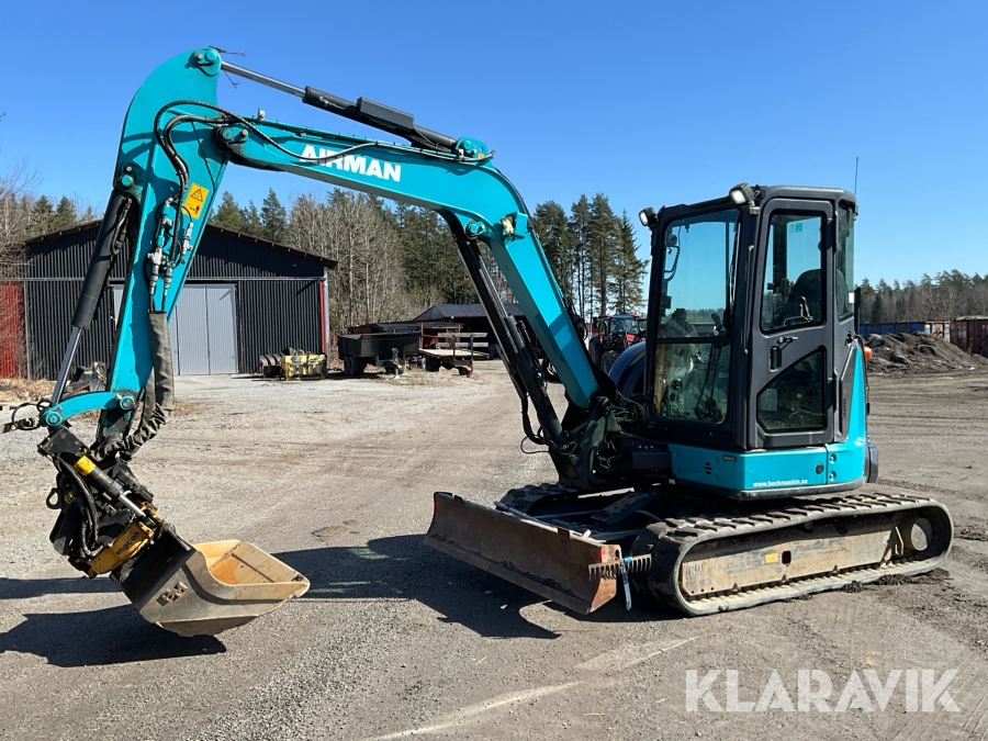 Grävmaskin Airman AX55U-6A med tiltrotator och redskap