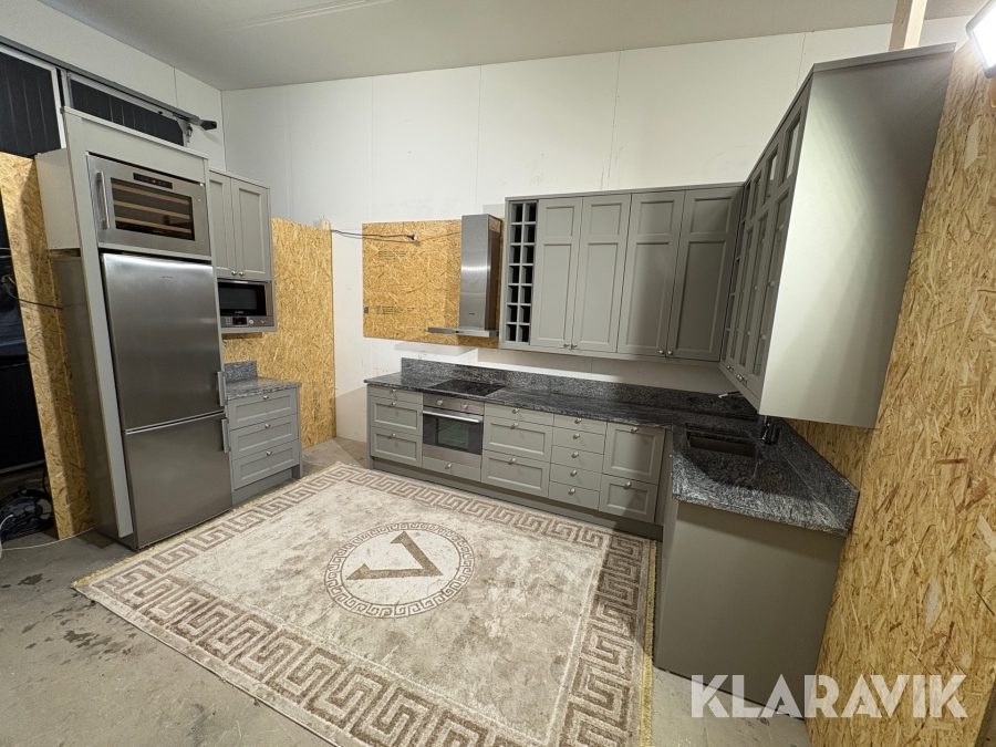 Claesson shakerkök med vitvaror och vinkyl