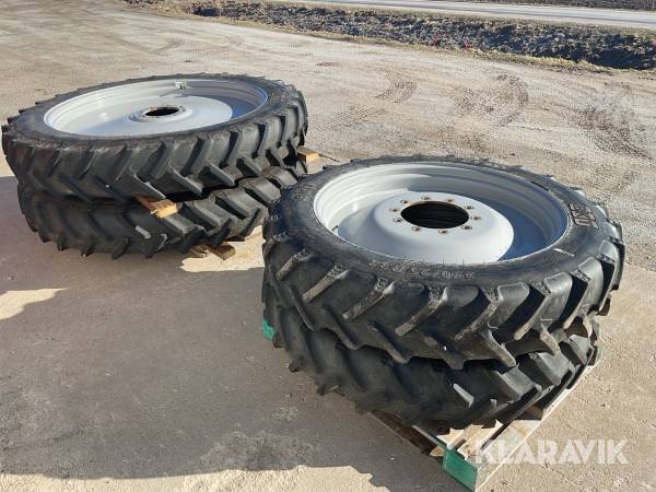 Radodlingsdäck BKT 270/95R38 och 300/95R52 med fälgar