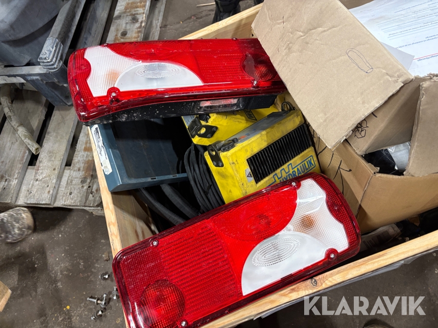 Pall med diverse tillbehör till Scania