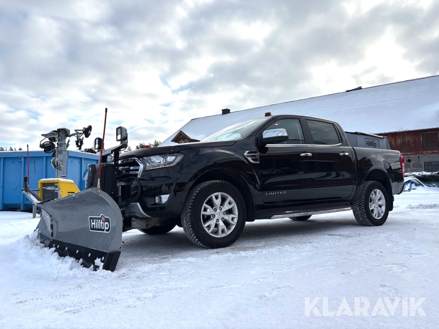 Pickup Ford Ranger med plog och sandspridare